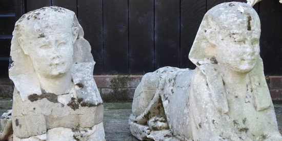 Una familia brit&aacute;nica descubre que los dos 'monigotes' de su jard&iacute;n son esfinges del Antiguo Egipto