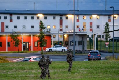 Un preso reduce a dos vigilantes de una prisi&oacute;n en Francia y los toma como rehenes