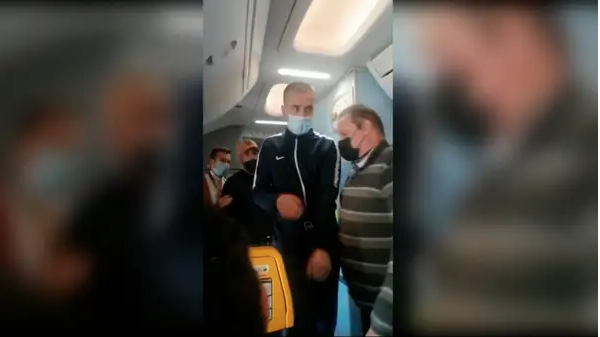 Reducen al pasajero que quer&iacute;a abrir la puerta de un avi&oacute;n en pleno vuelo entre Sevilla-Budapest