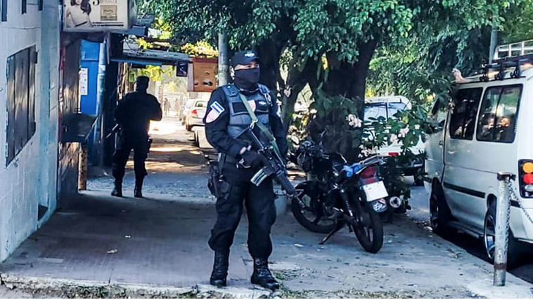 El Salvador anuncia una &ldquo;guerra sin cuartel&rdquo; contra las bandas de contrabando tras el asesinato de un militar