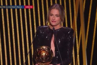 Alexia Putellas hace historia ganando el primer Bal&oacute;n de Oro femenino para Espa&ntilde;a