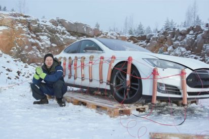 El propietario de este Tesla se niega a gastar 20.000 euros en repararlo y lo vuela en pedazos con dinamita