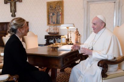 Yolanda D&iacute;az no comulga con la transparencia y declara secretos los gastos de su visita al Papa