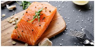 Siete alimentos esenciales para incrementar la masa muscular (y una receta de salmón asado con pesto que no te puedes perder)