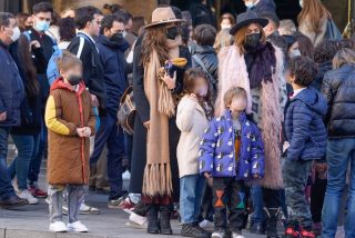 Sara Carbonero y su 'outfit boho chic' que puede solucionar tus compromisos navide&ntilde;os