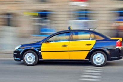 Un ciclista apu&ntilde;ala a un taxista en plena Rambla de Barcelona