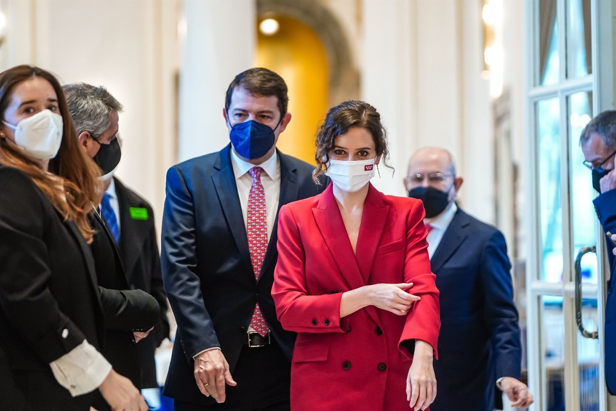 A Tudanca le entra "flojera" de piernas y solo le falta llorar con la presencia de Ayuso en campaña: "¿Se presenta ella?"