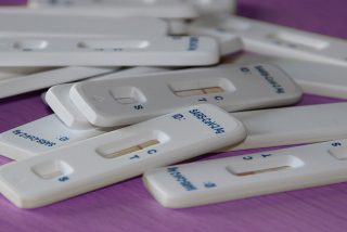 Sanidad fija el precio m&aacute;ximo de 2,94 euros para los test de ant&iacute;genos en farmacias