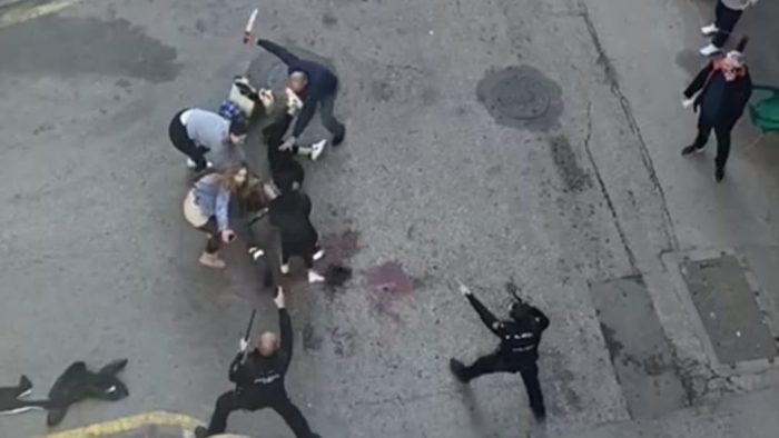 Policías estallan y difunden brutales fotos: así evitan que dos marroquíes descuarticen a un joven