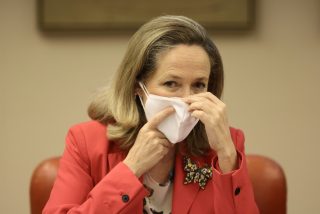 Nadia Calvi&ntilde;o se echa una vez m&aacute;s la soga al cuello con los fondos europeos