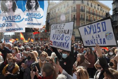 Miles de personas sitian la sede del PP en G&eacute;nova 13: "&iexcl;Ayuso a La Moncloa! &iexcl;Casado dimisi&oacute;n!"