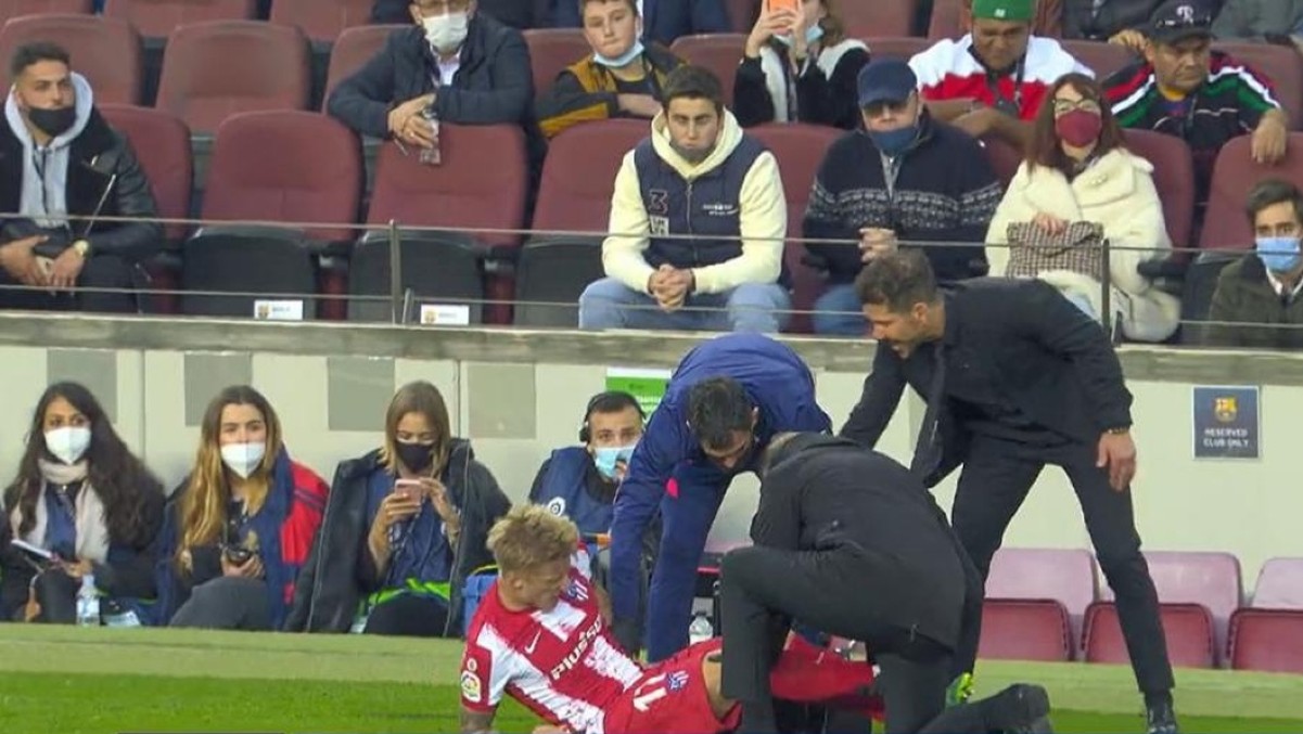 La reacci&oacute;n del Cholo con la lesi&oacute;n de su jugador que enciende las redes