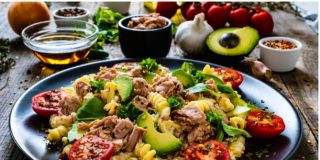 Fusilli con atún y aguacate