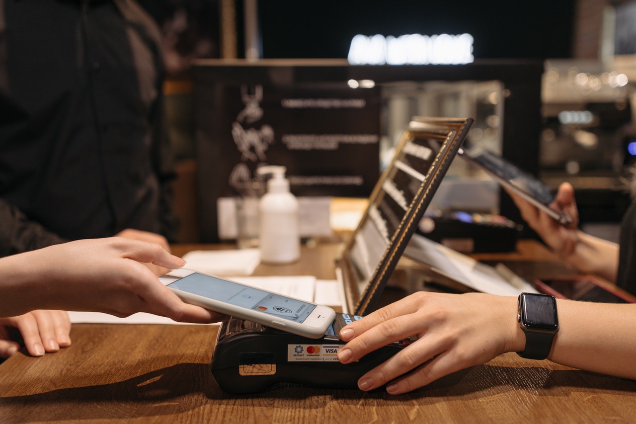 España, el gran fanático del pago 'contactless' de toda la UE