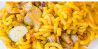 Fideu&aacute; de gambas y almejas f&aacute;cil