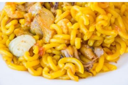 Fideuá de gambas y almejas fácil