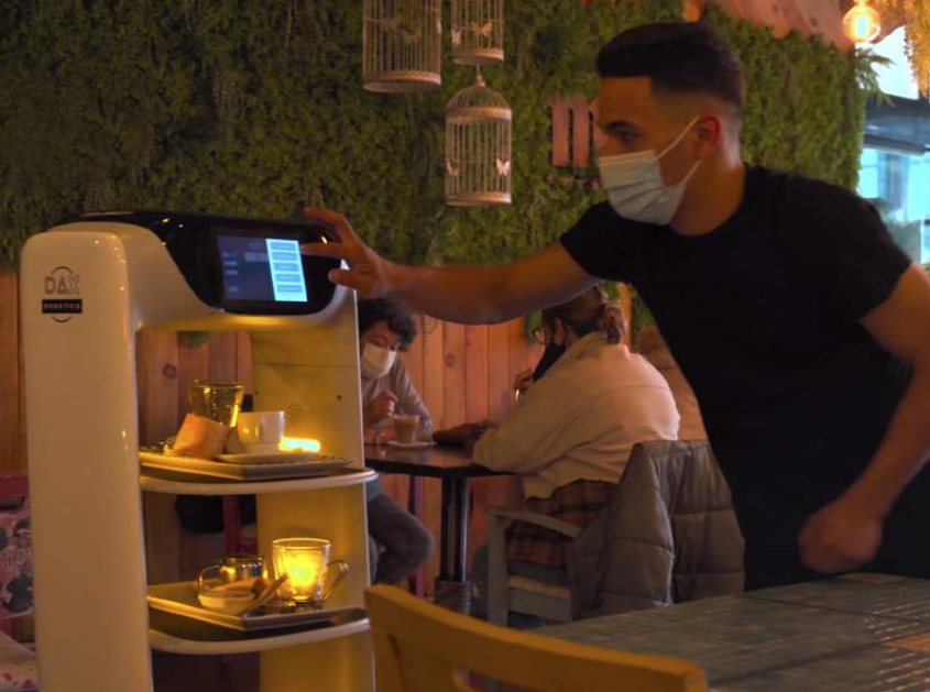 El robot camarero, alternativa del empresario a la subida del SMI, seg&uacute;n LaCasadelTPV.com