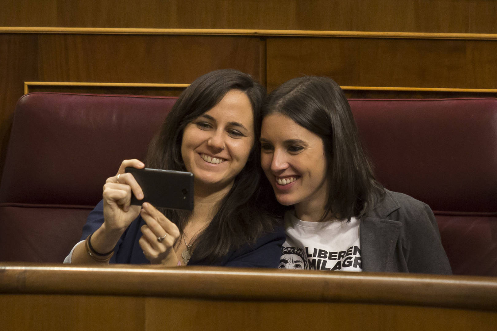 Los sacacuartos de Podemos exigen a Sánchez un impuesto a las joyas y a los abrigos de pieles