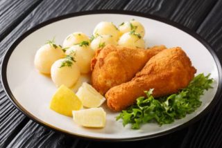 Backhendl, pollo frito al estilo austr&iacute;aco
