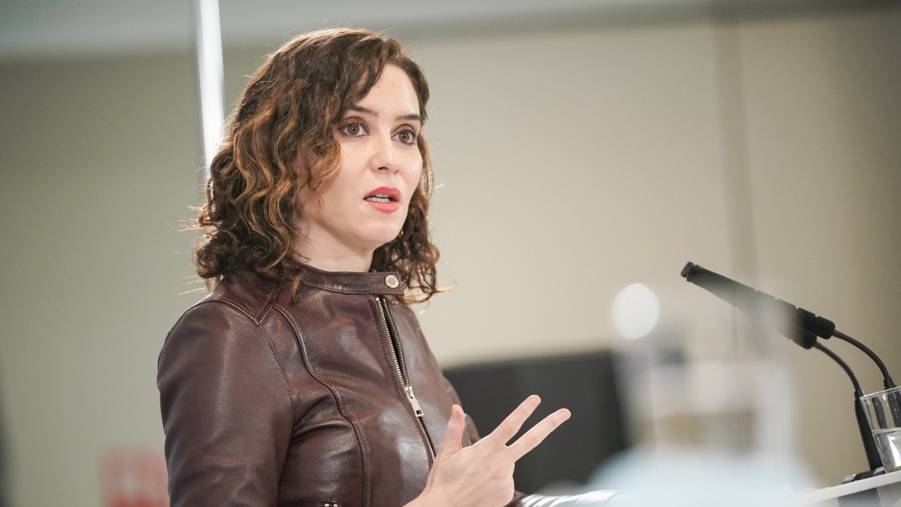 El aviso de Ayuso tras la reunión entre Sánchez y Feijóo: "Si no hacemos oposición real, nos iremos por el barranco"