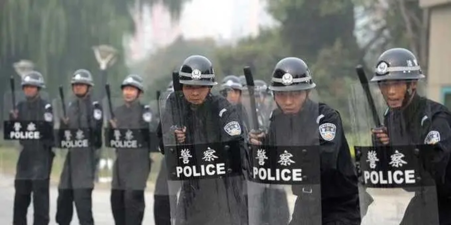 Los chinos se rebelan: enfrentamientos y desesperaci&oacute;n en Shangh&aacute;i por el confinamiento y la falta de comida