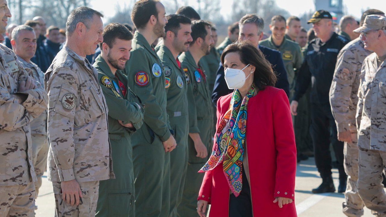 Robles 'rompe' el Ej&eacute;rcito: asciende a altos cargos apodados &lsquo;margaritos&rsquo; por ser sus &lsquo;pelotas&rsquo; oficiales