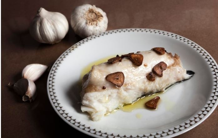 Merluza al ajillo