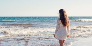 Mujer en la orilla de la playa