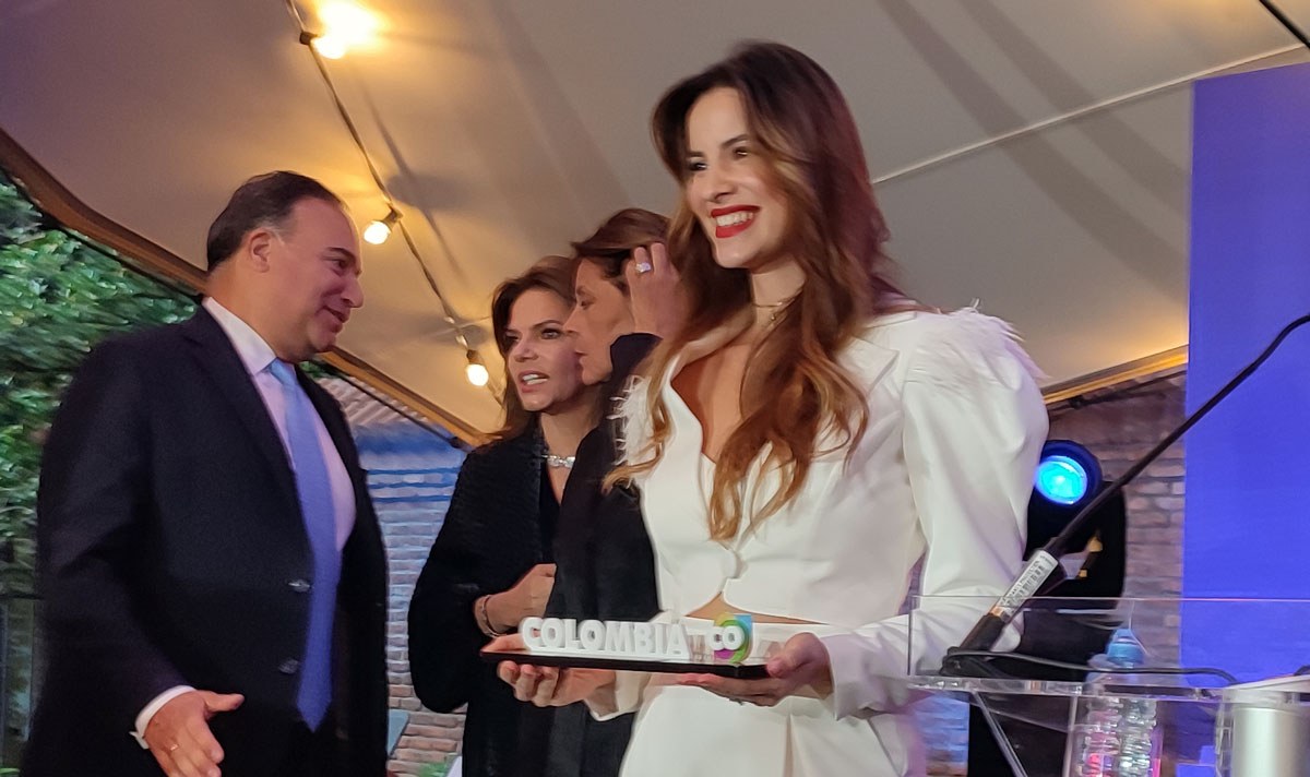 Laura Londo&ntilde;o recibi&oacute; el reconocimiento como "Embajadora de Marca Pa&iacute;s"