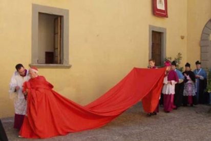 Cañizares, el nuevo obispo de Valencia con una capa magna