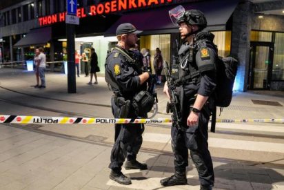 Policías noruegos frente al London Pub