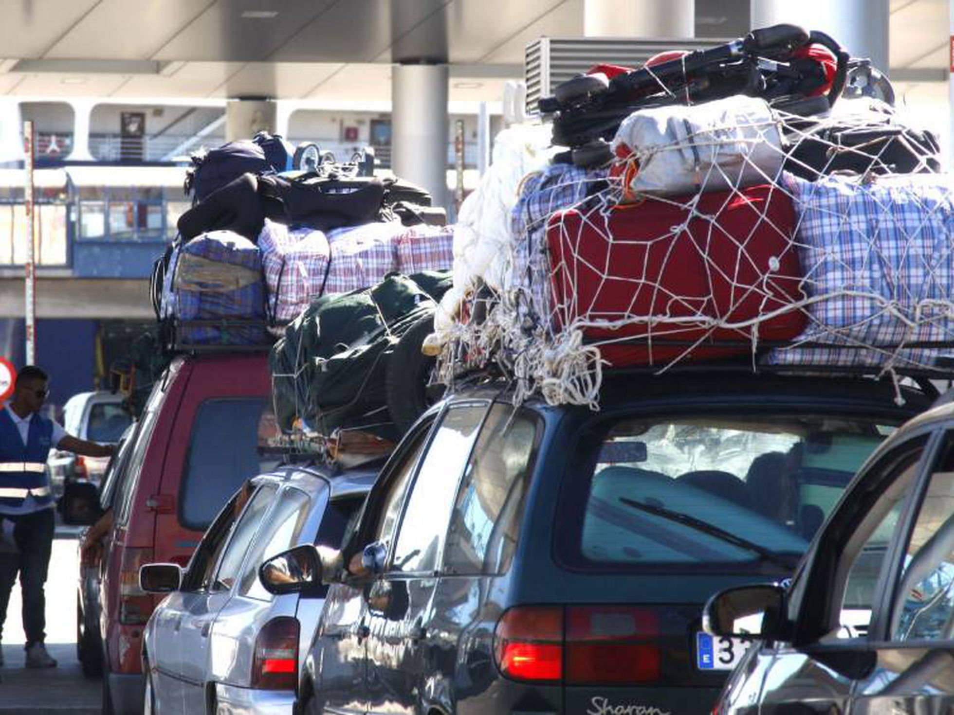 Veh&iacute;culos esperando para embarcar en el puerto de Algeciras, despu&eacute;s de haber cruzado Espa&ntilde;a de punta a punta, procedente de Francia, rumbo a Marruecos, sin que nadie les pare ni les multe &iexcl;Con un par!