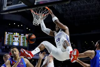 Yabusele abruma a los del Barcelona