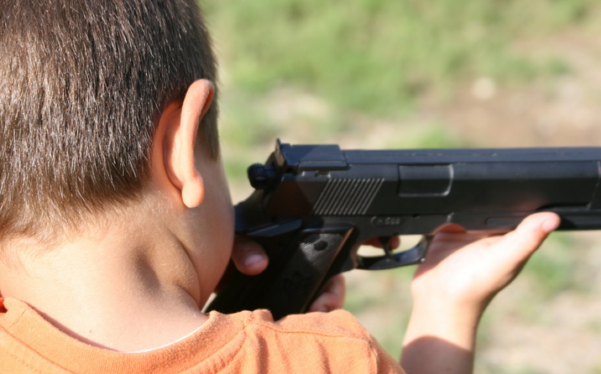 Ni&ntilde;o con arma