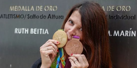 Ruth Beitia posando con la medalla de oro y de bronce