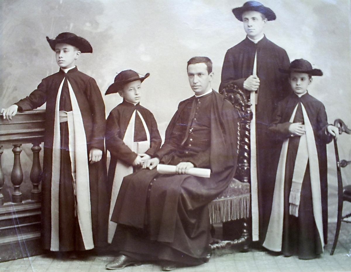 Iglesia, sacerdote, cura, capell&aacute;n