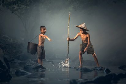 Niños Pesca Trabajo En Equipo Juntos Joven Asia
