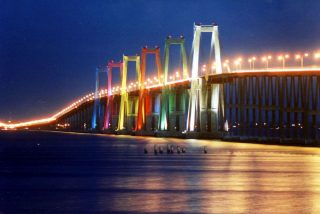 Puente sobre el lago
