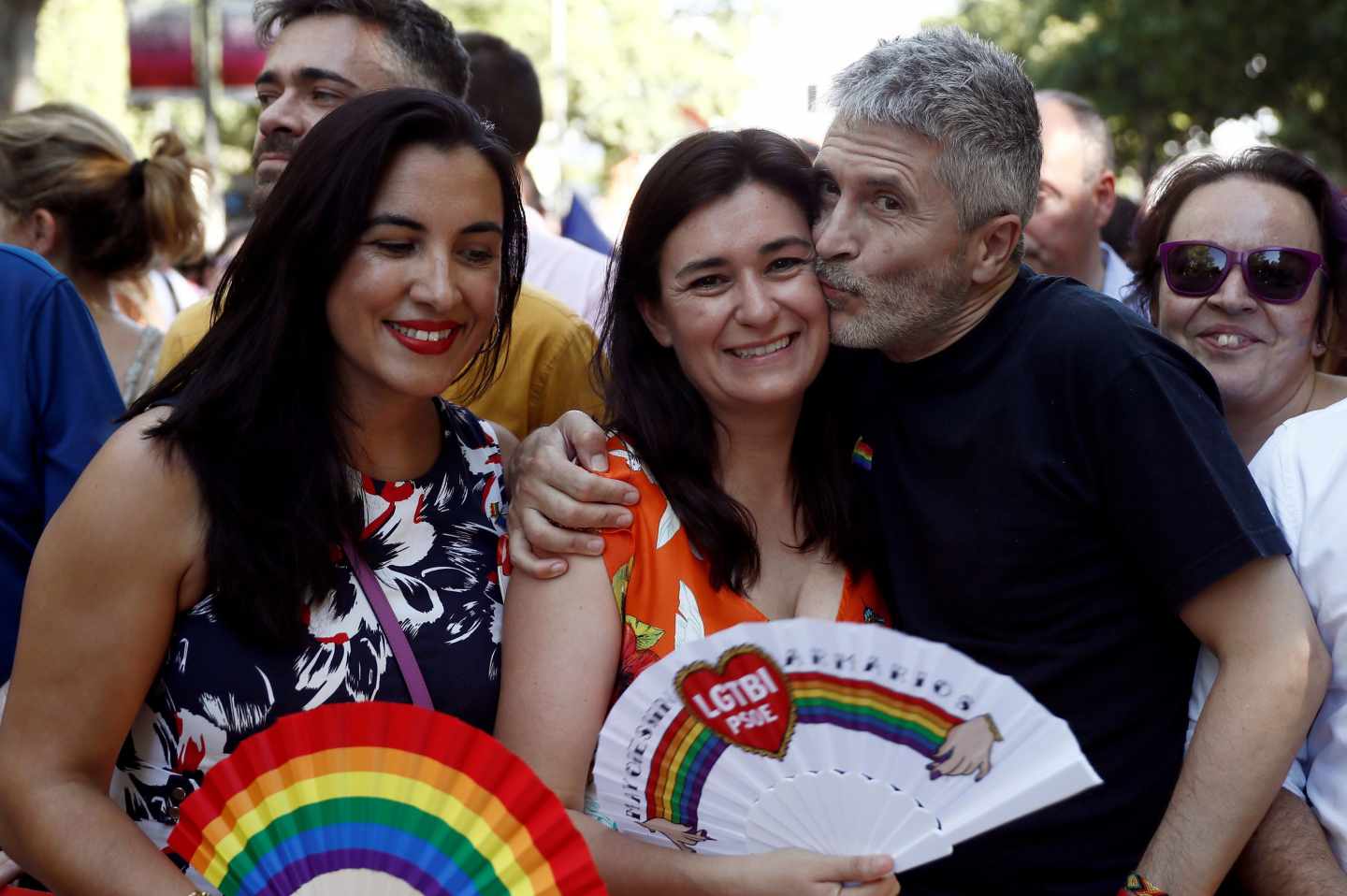 Fernando Grande-Marlaska, besa a la exministra Carmen Mont&oacute;n en el Orgullo 2019.