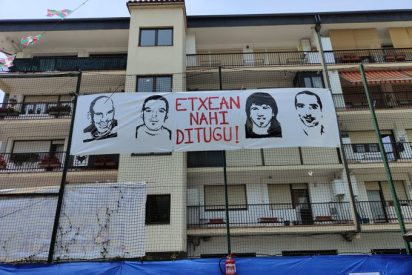 Una pancarta en favor de presos etarras en Villabona (Guipúzcoa).