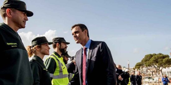 Pedro S&aacute;nchez saluda a varios agentes de la Guardia Civil.