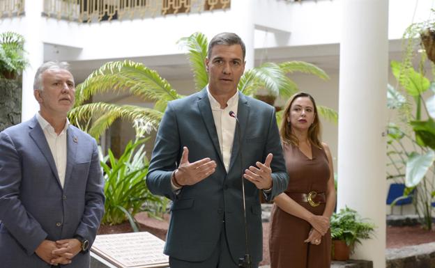 Pedro S&aacute;nchez, flanqueado por el dirigente del Gobierno de Canarias y la presidenta del Cabildo de Lanzarote.