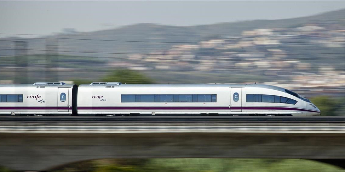 Caos absoluto en el AVE Madrid-Barcelona: suspenden los viajes por robo de material en las v&iacute;as