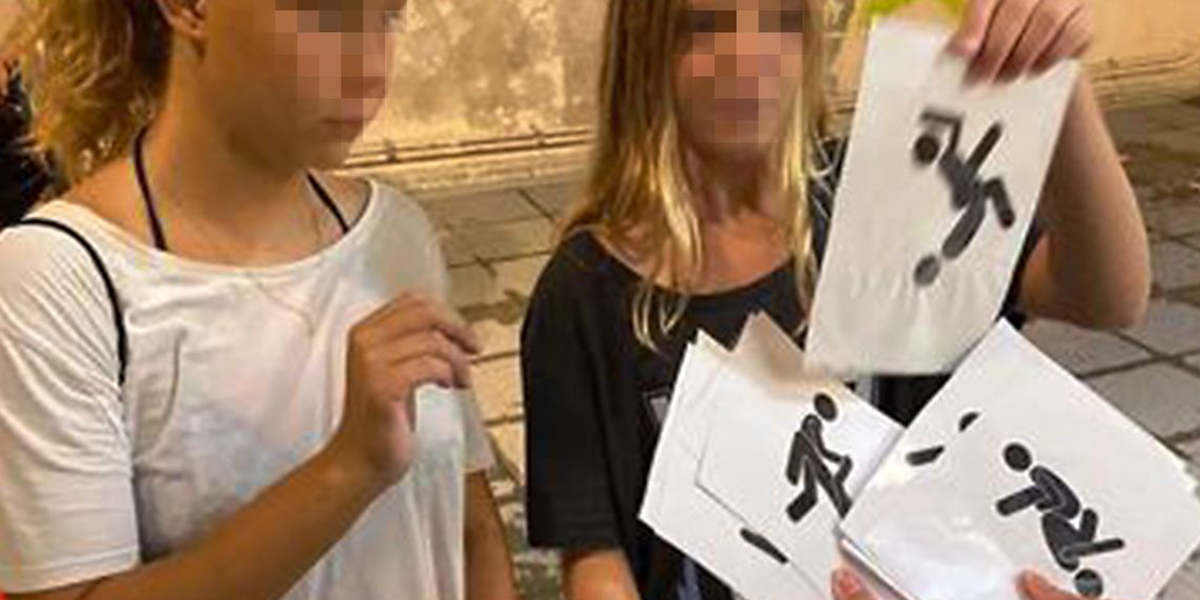 La imagen publicada en Instagram por el Ayuntamiento: dos menores posan con iconos de posturas sexuales.