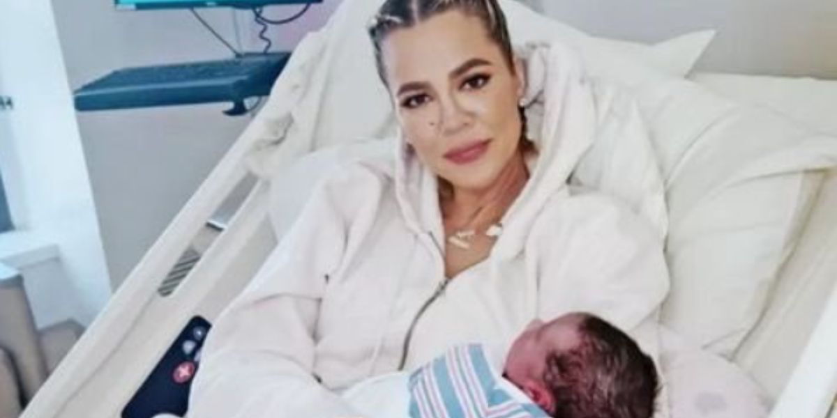 Lluvia de cr&iacute;ticas a Khlo&eacute; Kardashian por publicar una imagen desde el hospital con su segundo hijo