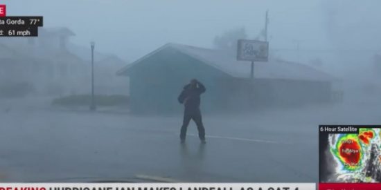 Descomunal fuerza del hurac&aacute;n 'Ian': as&iacute; arrastra al hombre del tiempo y casi termina en cat&aacute;strofe