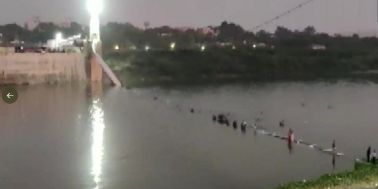 La p&eacute;sima renovaci&oacute;n de un puente colgante acaba con la vida de 132 personas en la India