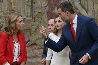 La Infanta Elena y los Reyes, en una recepci&oacute;n en Zarzuela.