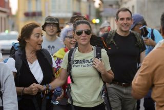 Macarena Olona, saludada por la gente en una foto reciente.