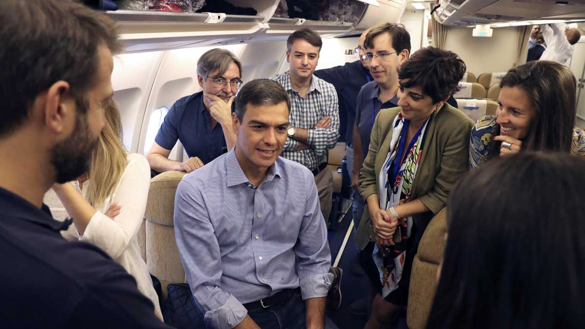 Pedro Sánchez, viajando en avión, en una imagen de archivo.